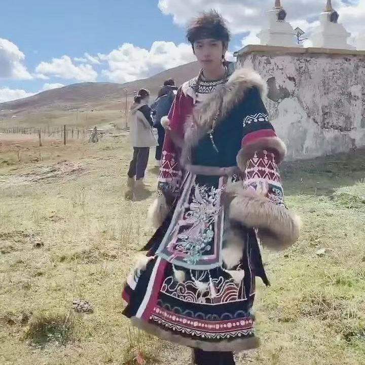 Photography Of A Man - Klassische bestickte tibetische Robe für Männer